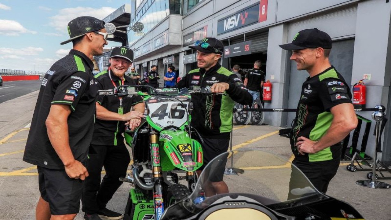 Tim balap Kawasaki Racing untuk World Superbike (WSBK) 2023, bersiap menuju WSBK di Sirkuit Donington Park, Inggris, 30 Juni sampai 2 Juli 2023. (ANTARA/HO/WSBK)