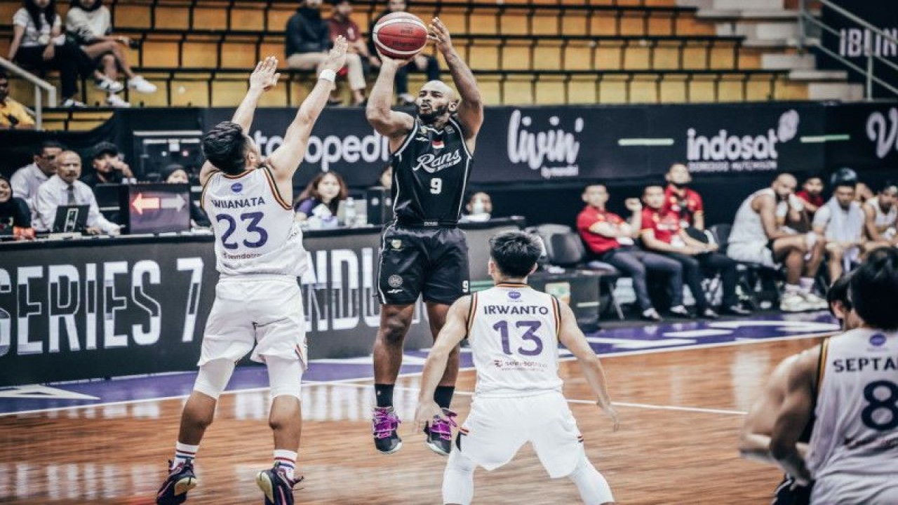 Roster RANS PIK Basketball Akeem W Scott beraksi dalam pertandingan melawan Elang Pacific Caesar Surabaya pada IBL Seri Ketujuh, di C-Tra Arena, Bandung, Senin (5/6/2023). (ANTARA/HO-IBL)