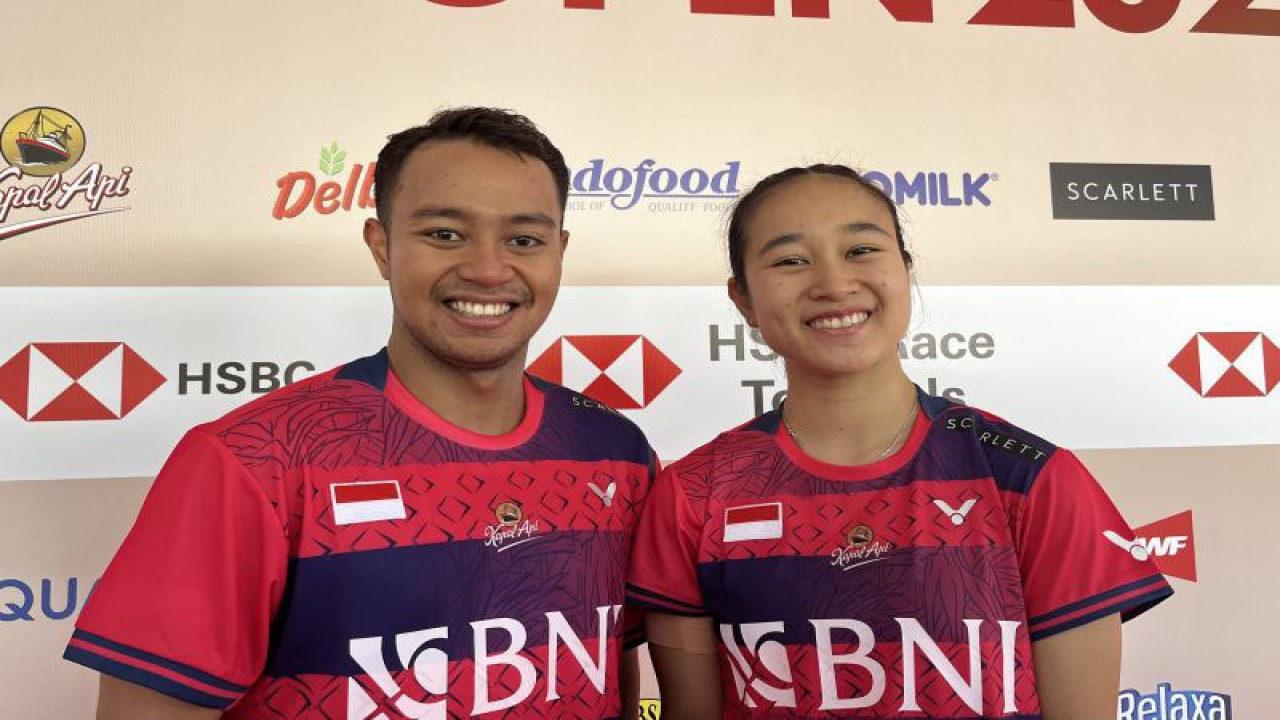 Pasangan ganda campuran Indonesia Rehan Naufal Kusharjanto/Lisa Ayu Kusumawati berfoto usai melakukan sesi wawancara dengan awak media di Istora Senayan Jakarta, Kamis (15/6/2023). (ANTARA/Arnidhya Nur Zhafira)