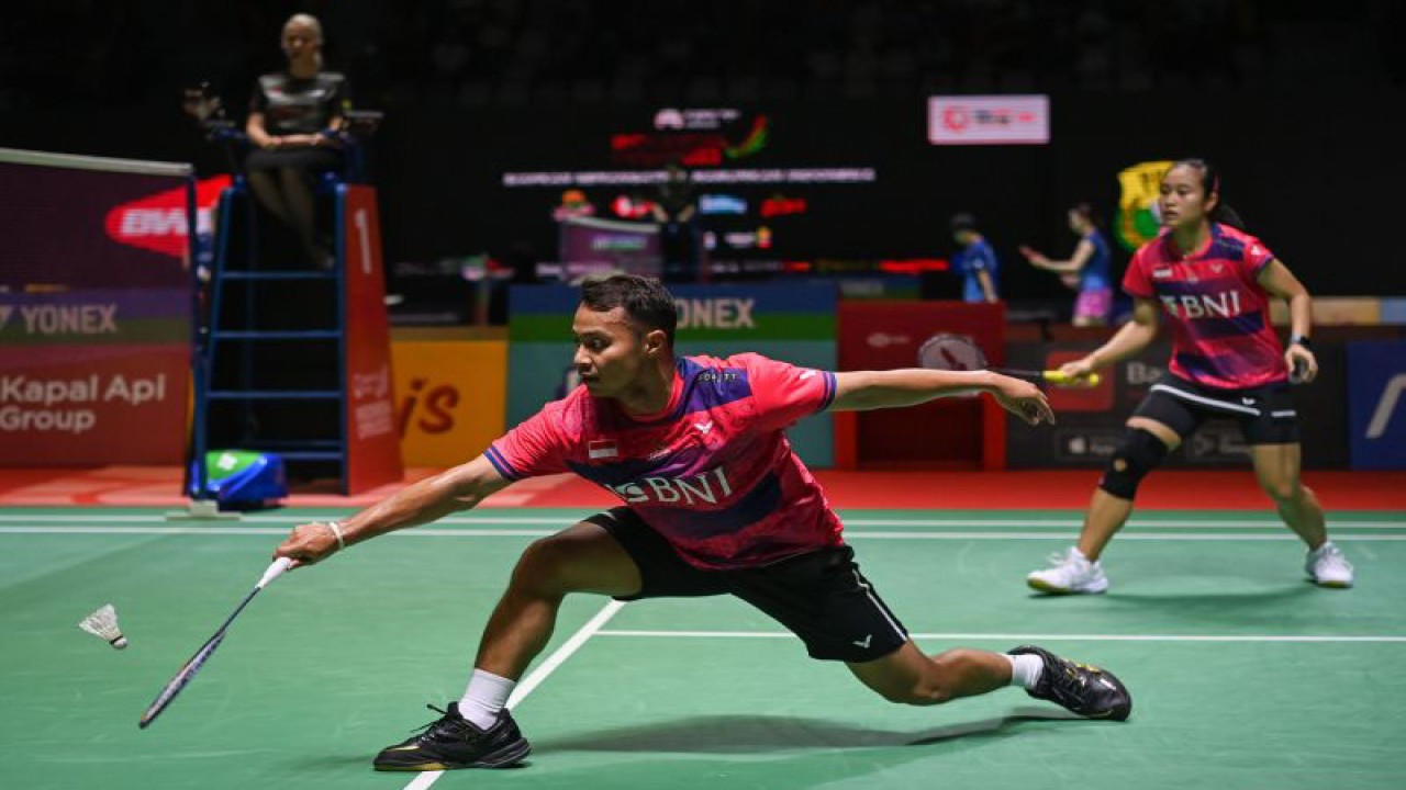 Pebulu tangkis ganda campuran Indonesia Rehan Naufal Kusharjanto (kiri) dan Lisa Ayu Kusumawati (kanan) saat tampil di turnamen Indonesia Open 2023 di Istora Senayan, Jakarta, Selasa (13/6/2023). ANTARA FOTO/Aditya Pradana Putra/foc. (ADITYA PRADANA PUTRA/ADITYA PRADANA PUTRA)