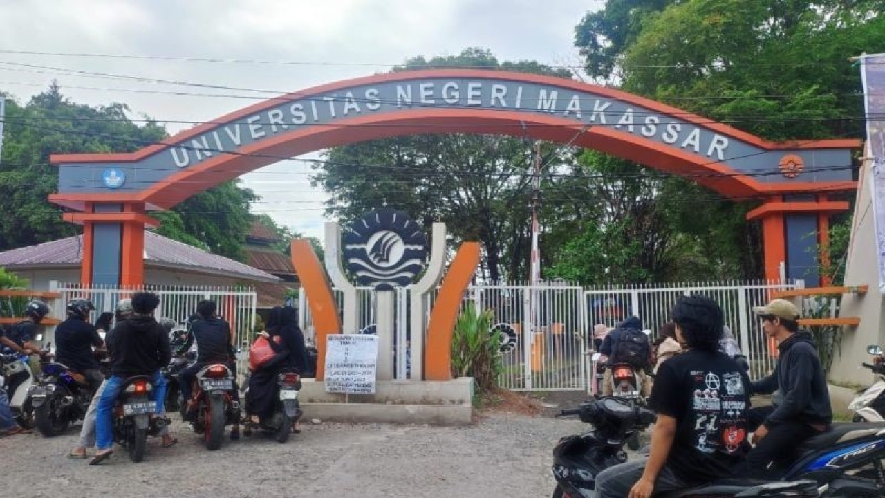 Suasana sejumlah mahasiswa hendak masuk ke gerbang kampus Universitas Negeri Makassar (UNM) Parangtambung di Jalan Daeng Tata Raya Makassar, Sulawesi Selatan, Sabtu (10/6/2023). ANTARA/Darwin Fatir.