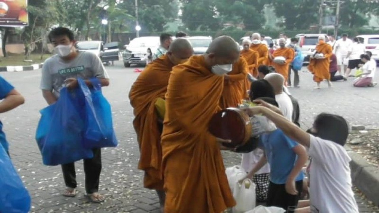 Sejumlah warga penganut Buddha mengikuti ritual rindapata dengan berderma kepada biksu di Kompleks Cemara Asri Deli Serdang, Sumut, Sabtu (3/6/2023). (ANTARA/HO)