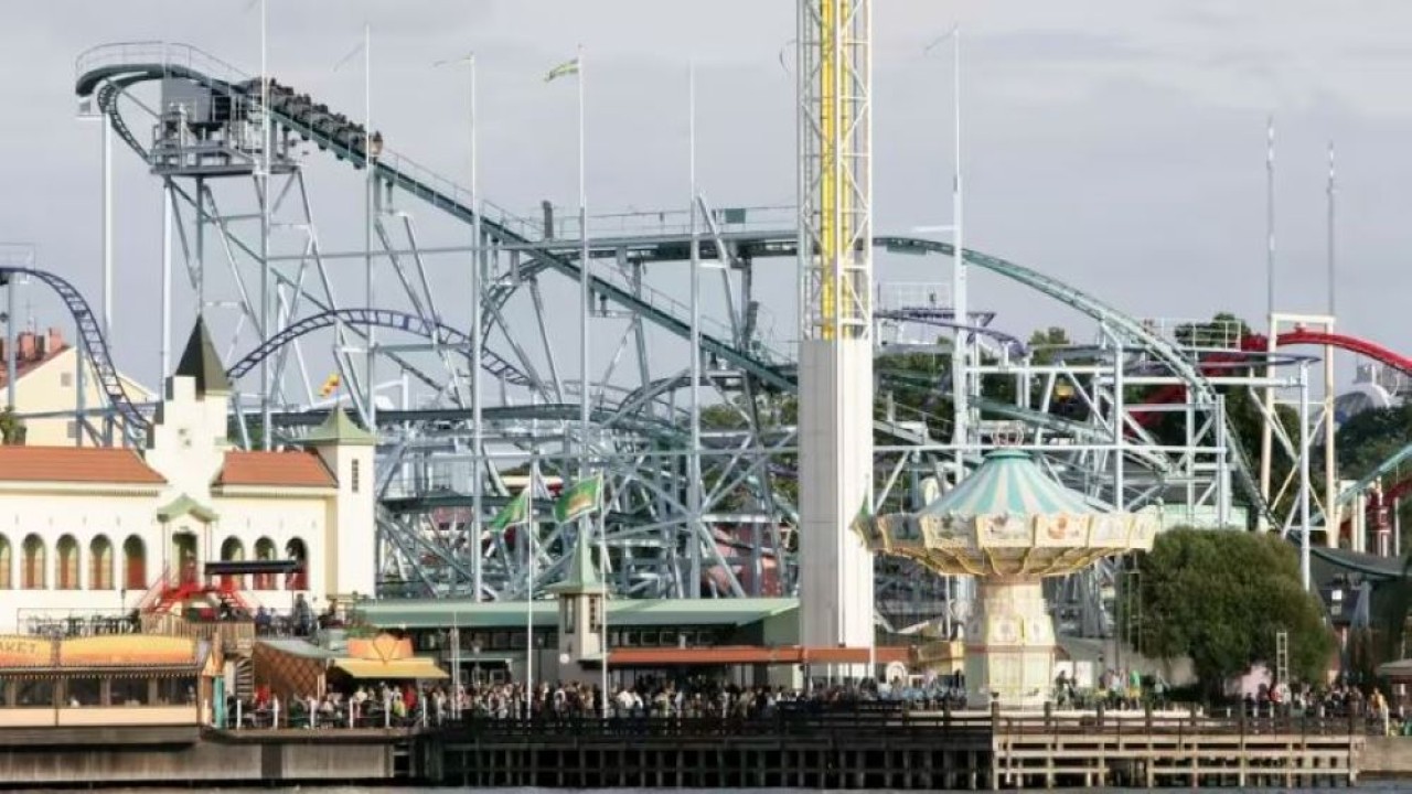 Tampak roller coaster Jetline di taman hiburan Grona Lund di Stockholm, Swedia. (Kantor Berita AP/TT/Reuters/Fredrik Persson)