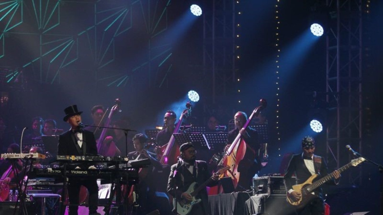 Arsip foto - Musisi Ahmad Dhani (kiri) bersama pemain bass Yuke Sampurna (kanan) beraksi di atas panggung diiringi musik orkestra dari Indonesian Philharmonic Orchestra saat konser "Dewa 19 - A Night At The Orchestra" di Surabaya, Jumat (19/5/2023) malam. (ANTARA/Moch Asim)