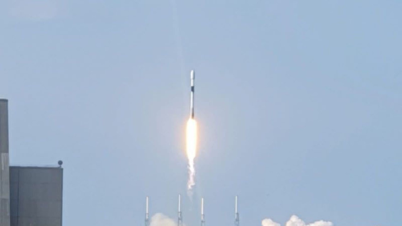 Roket Falcon 9 meluncur ke angkasa membawa satelit Republik Indonesia (SATRIA-1) dari Cape Canaveral Space Launch Complex SLC 40, Florida, AS, Minggu (18/6/2023). (ANTARA/Livia Kristianti)