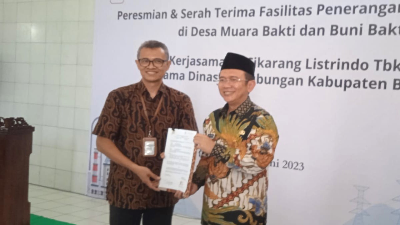 Pj Bupati Bekasi, Dani Ramdan menghadiri peresmian dan serah terima fasilitas Penerangan Jalan Umum (PJU) dari Corporate Social Responsibility (CSR) PT Cikarang Listrindo. CSR tersebut berupa 99 titik lampu penerangan yang sudah di pasangkan di ruas jalan raya Desa Muara Bakti sampai Desa Buni Bakti