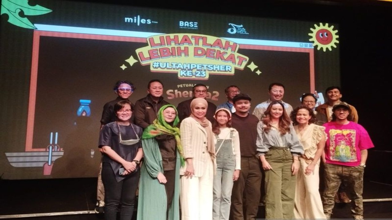 Sutradara Riri Riza dan produser Mira Lesamana bersama para pemain dan tim produksi saat acara perayaan 23 tahun film "Petualangan Sherina" di XXI Plaza Senayan, Jakarta, Rabu (14/06/2023). (ANTARA/Rizka Khaerunnisa)