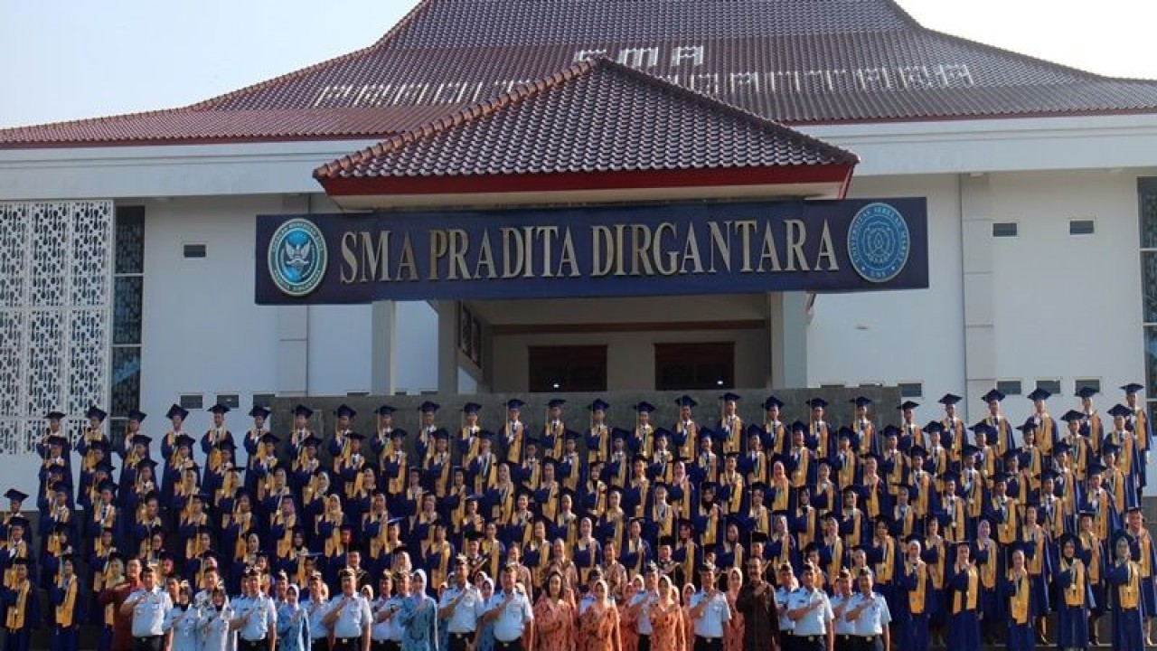 Wakil Kepala Staf Angkatan Udara (Wakasau) Marsekal Madya TNI A. Gustaf Brugman (tengah), bersama jajarannya, para pendidikan dan wisudawan SMA Pradita Dirgantara angkatan Ke-3 2023 di depan Gedung Auditorium SMA Pradita Dirgantara Boyolali, Jumat (23/6/2023). ANTARA/Bambang Dwi Marwoto,
