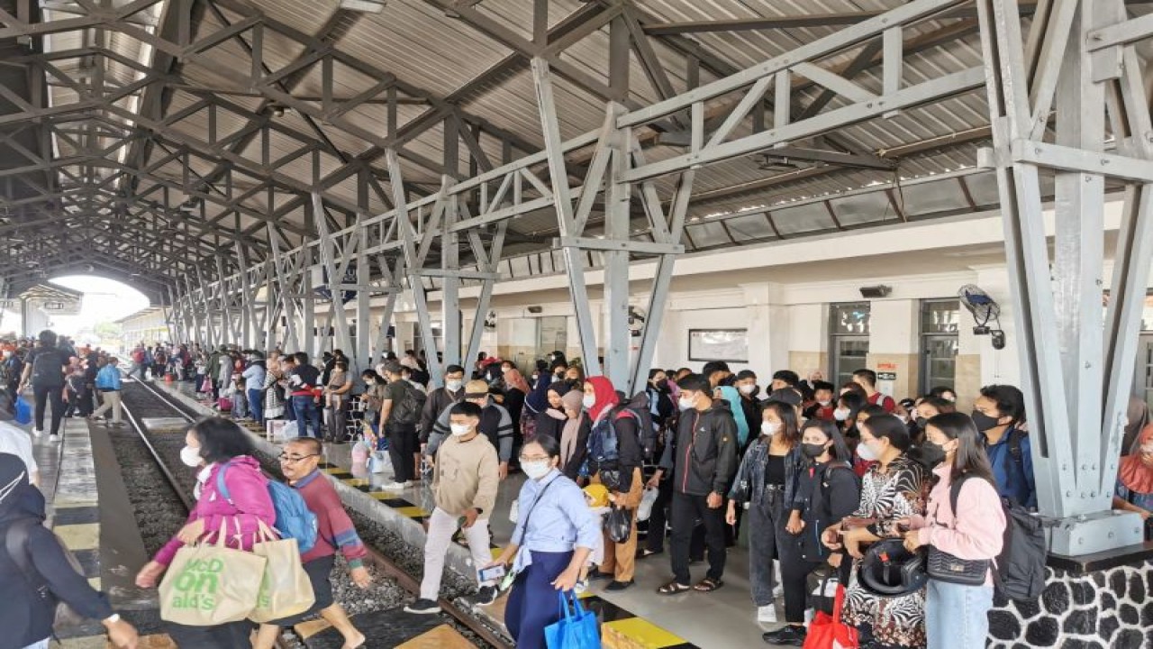 Penumpang Kereta Api Di Stasiun Blitar, Jawa Timur, Kamis (1/6/2023 ...