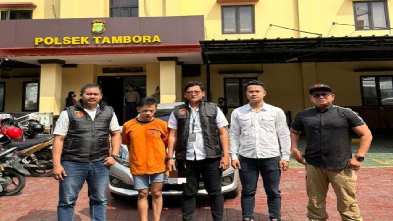 Polisi mengamankan pelaku pencurian mobil di Tambora, Jakarta Barat, Senin (3/6/2023). Antara/Ho-Polsek Tambora