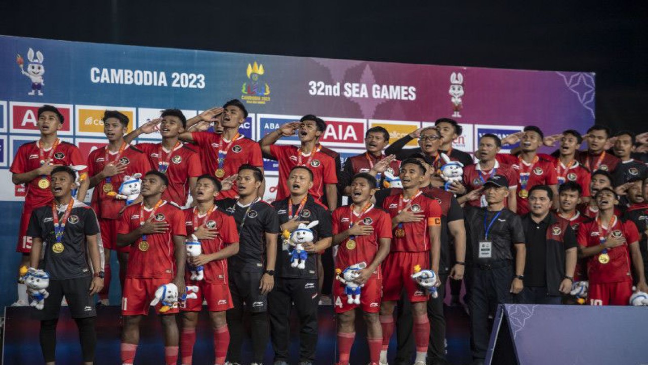 Timnas Indonesia U-22 menyanyikan lagu Indonesia Raya usai meraih medali emas SEA Games 2023 di National Olympic Stadium, Phnom Penh, Kamboja, Selasa (16/5/2023). ANTARA FOTO/Muhammad Adimaja/rwa. (ANTARA FOTO/MUHAMMAD ADIMAJA)