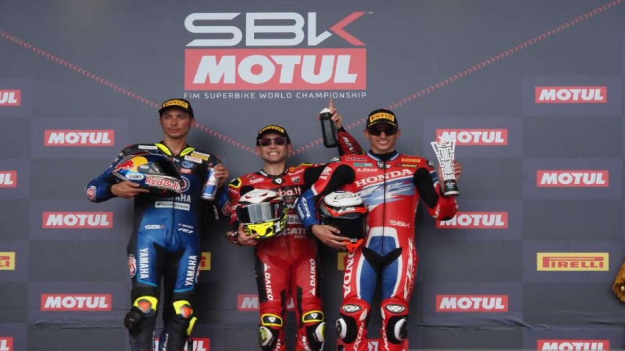 (Ki-ka) Toprak Razgatlioglu, Alvaro Bautista, dan Xavi Vierge berdiri di podium usai memenangkan Race 2 World Superbike (WSBK) di Sirkuit Internasional Mandalika, Minggu (5/3/2023). (ANTARA/HO/Motul)