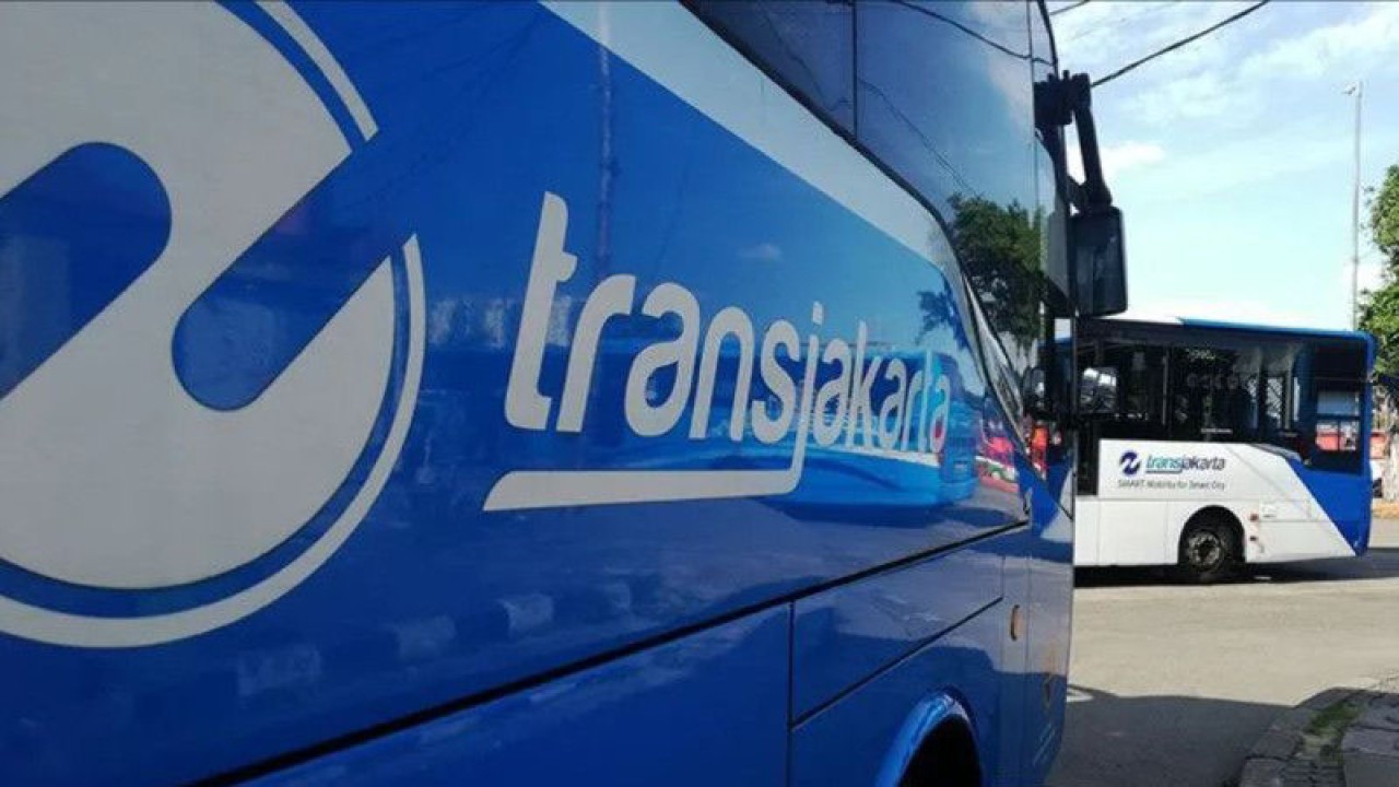 Deretan armada bus Trans Jakarta di Terminal Kalideres Jakarta, Minggu (8/5/2022). ANTARA/Zuhdiar Laeis/aa