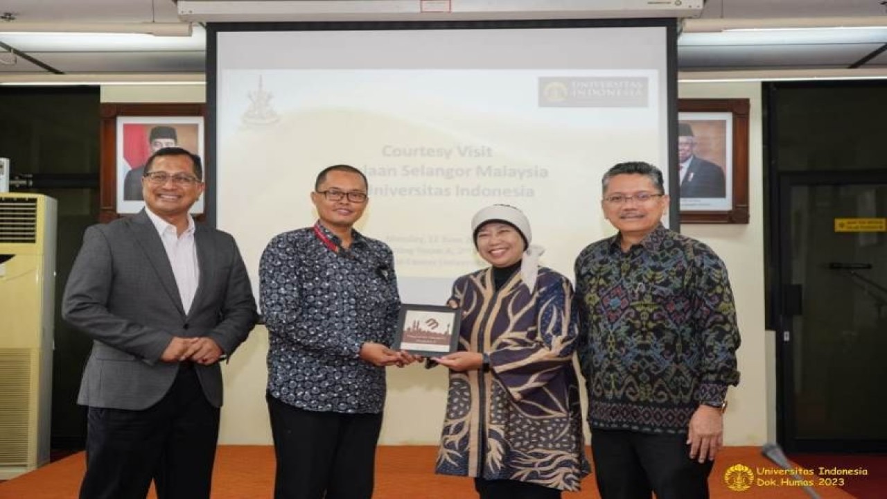 Sekretaris Universitas UI, dr. Agustin Kusumayati, M.Sc., Ph.D. (kanan) menyerahkan tanda kenang-kenangan kepada Deputy State Secretary (Management) for Selangor, Mr. Mohamad Zahri bin Samingon, di Kampus UI Depok. ((ANTARA/HO: Humas UI))