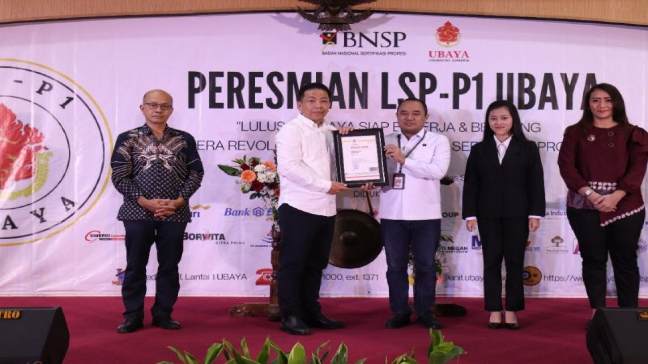 Rektor Ubaya Benny Lianto (kedua dari kiri) saat menerima lisensi dari Badan Nasional Sertifikasi Profesional terkait pembukaan Lembaga Sertifikasi Profesi (LSP P-1) di kampus setempat, Selasa (6/6/2023). (ANTARA/HO-Humas Ubaya)