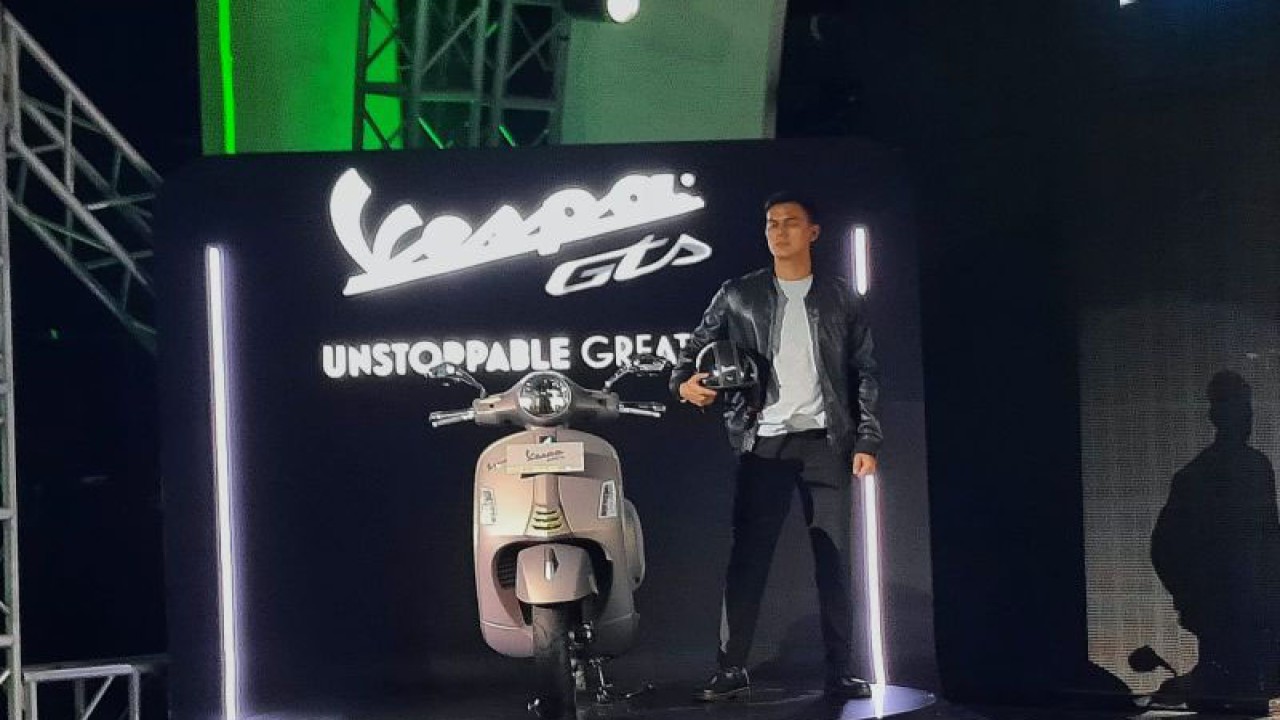 Model berfoto dengan Vespa GTS Super Tech pada saat peluncuran di SCBD, Jakarta, Selasa (6/6/2023). (ANTARA/Chairul Rohman)