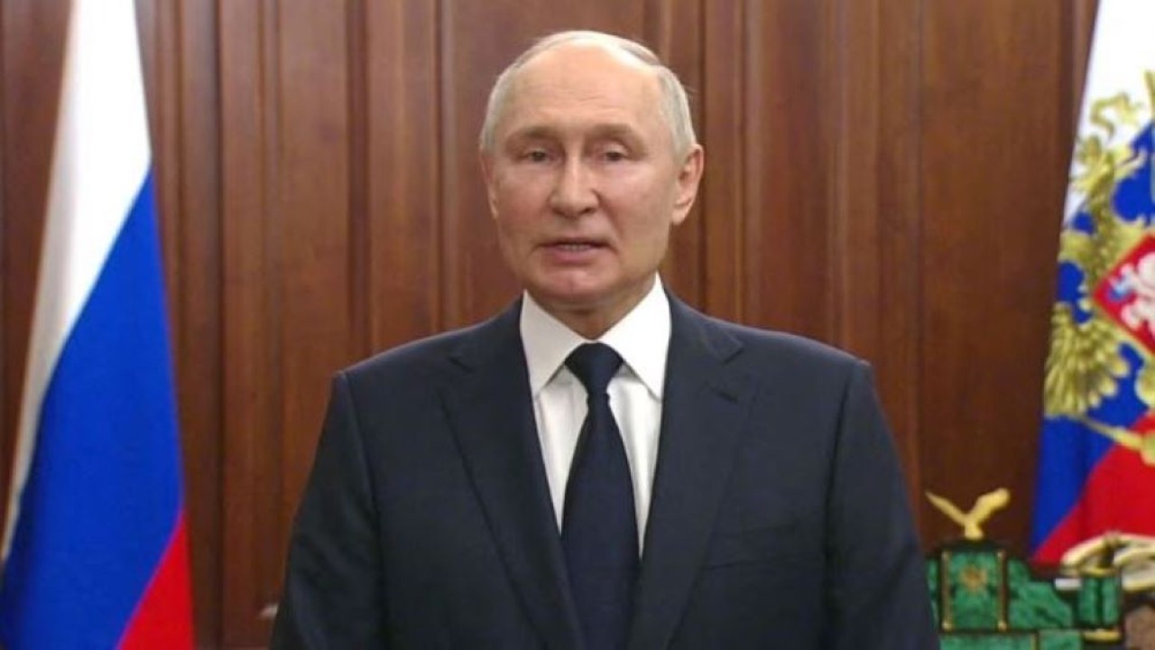 Presiden Rusia Vladimir Putin memberikan penghormatan kepada para pilot yang tewas dalam pemberontakan yang berlangsung sekejap pada akhir pekan lalu. (Reuters)