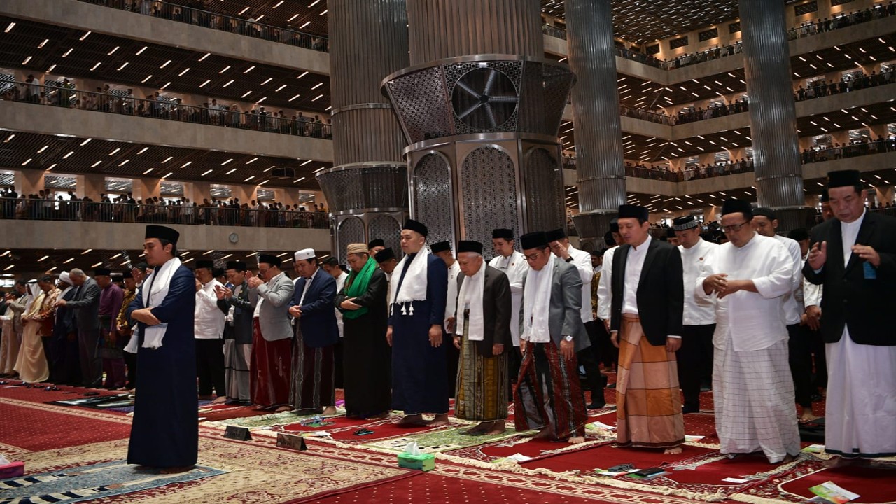 Wakil Presiden (Wapres) K. H. Ma’ruf Amin beserta Ibu Hj. Wury Ma’ruf Amin pagi ini menunaikan ibadah Salat Iduladha di Masjid Istiqlal, Jakarta
