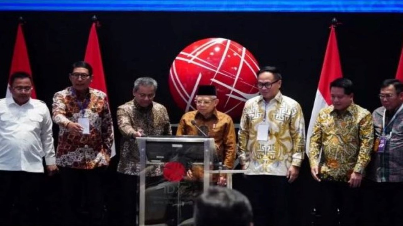 Wakil Presiden (Wapres) KH Ma'ruf Amin pada Senin (19/6/2023) pagi, memberikan sambutan kunci pada acara Peresmian Pencatatan Perdana Efek Beragun Aset Syariah Berbentuk Partisipasi Sarana Multigriya Finansial (SMF) dan Bank Syariah Indonesia (BSI), di Bursa Main Hall Bursa Efek Indonesia, Jalan Jenderal Sudirman, Senayan, Jakarta. (RN/RJP, BPMI-Setwapres)