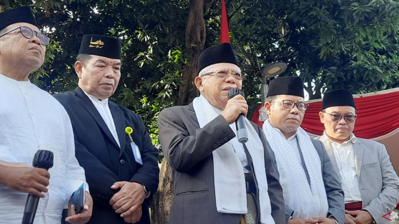 Wakil Presiden Ma'ruf Amin (tengah) dalam konferensi pers di Masjid Istiqlal, Jakarta, Kamis (29/6/2023). (ANTARA/Narda Margaretha Sinambela)