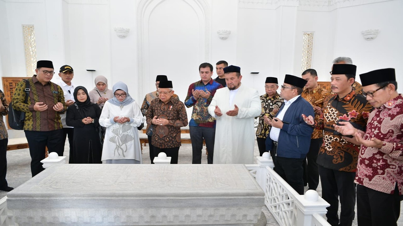 Wapres melakukan ziarah ke makam Imam Al Maturidi yang terletak di Samarkand, Uzbekistan.