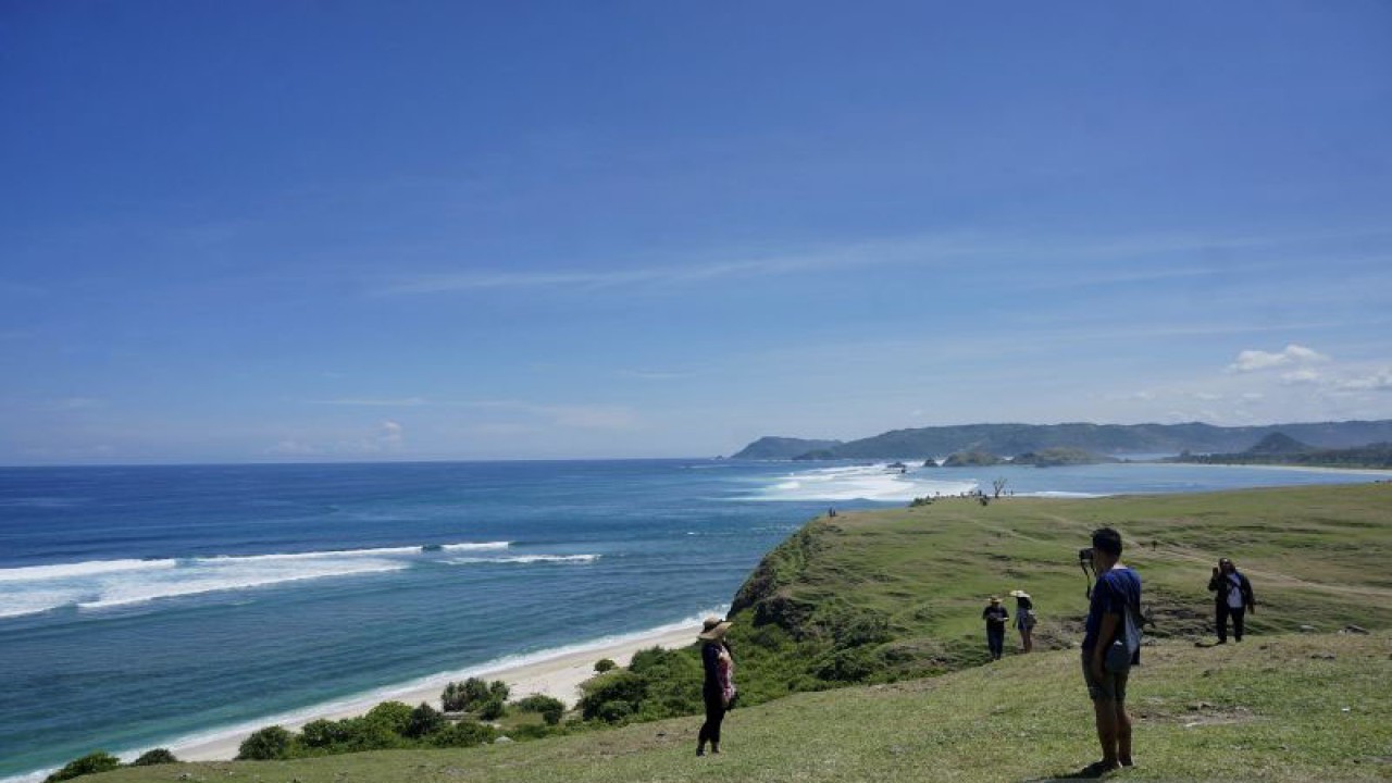 Arsip foto - Wisatawan berada di kawasan wisata Bukit Merese, Lombok Tengah, Nusa Tenggara Barat, Kamis (20/4). Bukit Merese yang menawarkan pesona perbukitan dan panorama pantai dari ketinggian itu menjadi daya tarik tersendiri bagi para wisatawan yang berkunjung ke Lombok Tengah. (ANTARA FOTO/Andreas Fitri Atmoko/kye/17)