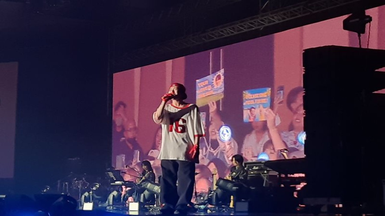 Penyanyi idola K-pop WOODZ dalam konser bertajuk "[OO-LI]" di Jakarta, Sabtu (3/6/2023). (ANTARA/Lia Wanadriani Santosa)