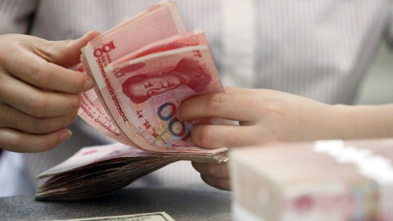 Arsip Foto - Seorang pekerja menghitung mata uang China Renminbi (RMB) di sebuah bank di Linyi, Provinsi Shandong, China timur, Selasa (11/8/2015). ANTARA/Xinhua/Zhang Chunlei/am.