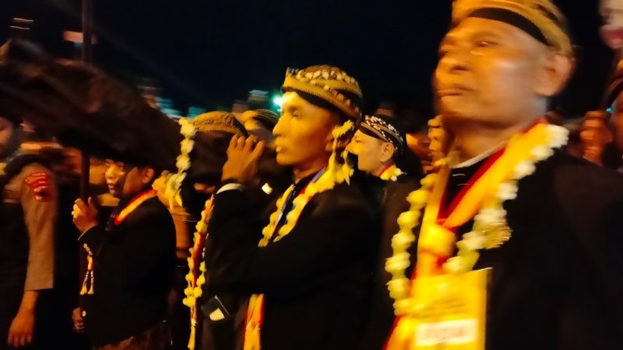 Abdi dalem memanggul pusaka pada kirab malam 1 Sura di Keraton Surakarta, Kamis (19/7/2023). ANTARA/Aris Wasita