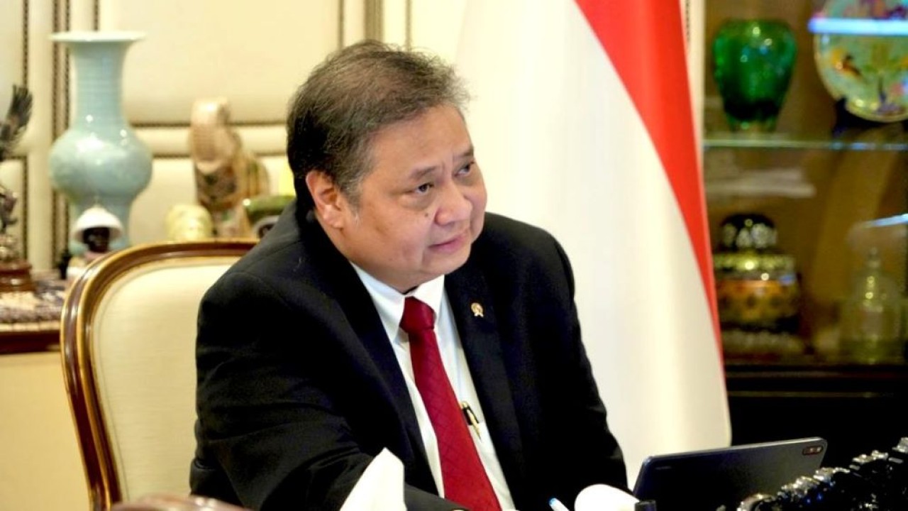 Menteri Koordinator Bidang Perekonomian Airlangga Hartarto menghadiri Pertemuan Tingkat Kepala Negara atau Kepala Pemerintahan yang ketiga dari Champion Group of the GCRG (Global Crisis Response Group) on Food, Energy, and Finance, yang diselenggarakan secara virtual pada Jumat (21/7/2023). (Istimewa/ekon.go.id)