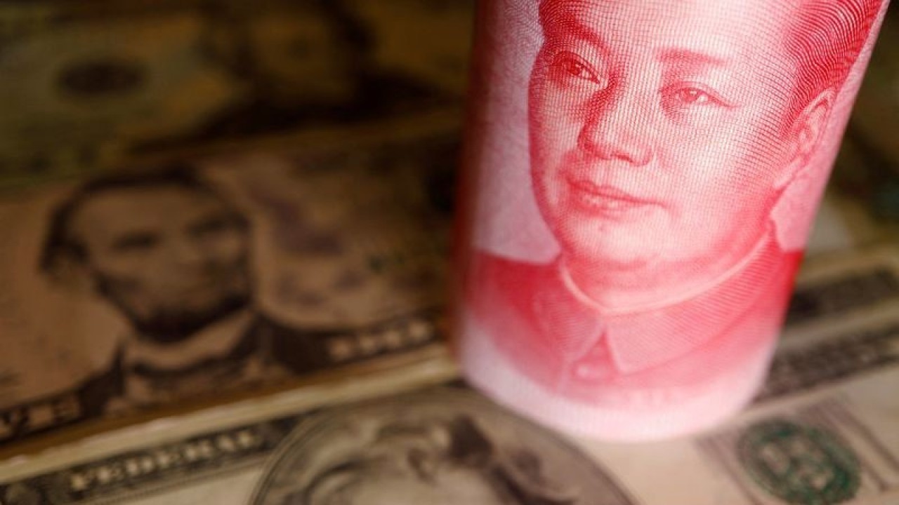 Arsip Foto - Uang kertas dolar AS dan yuan China terlihat dalam ilustrasi. ANTARA/REUTERS/Florence Lo/am.