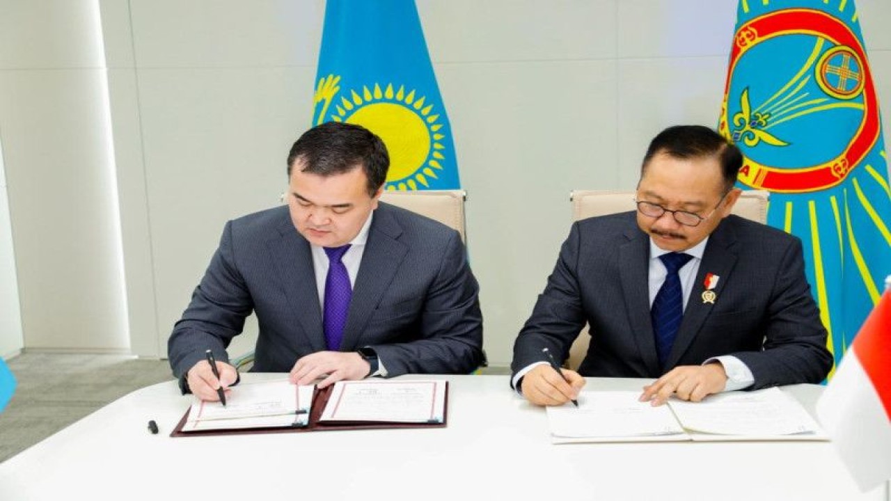 Kepala Otorita IKN Bambang Susantono (kanan) menandatangani MoU kerja sama "sister city" dengan Gubernur Ibu Kota Astana Zhenis Kassymbek (kiri) di Kazakhstan pada Senin (3/7/2023). (ANTARA/HO-KBRI Astana)