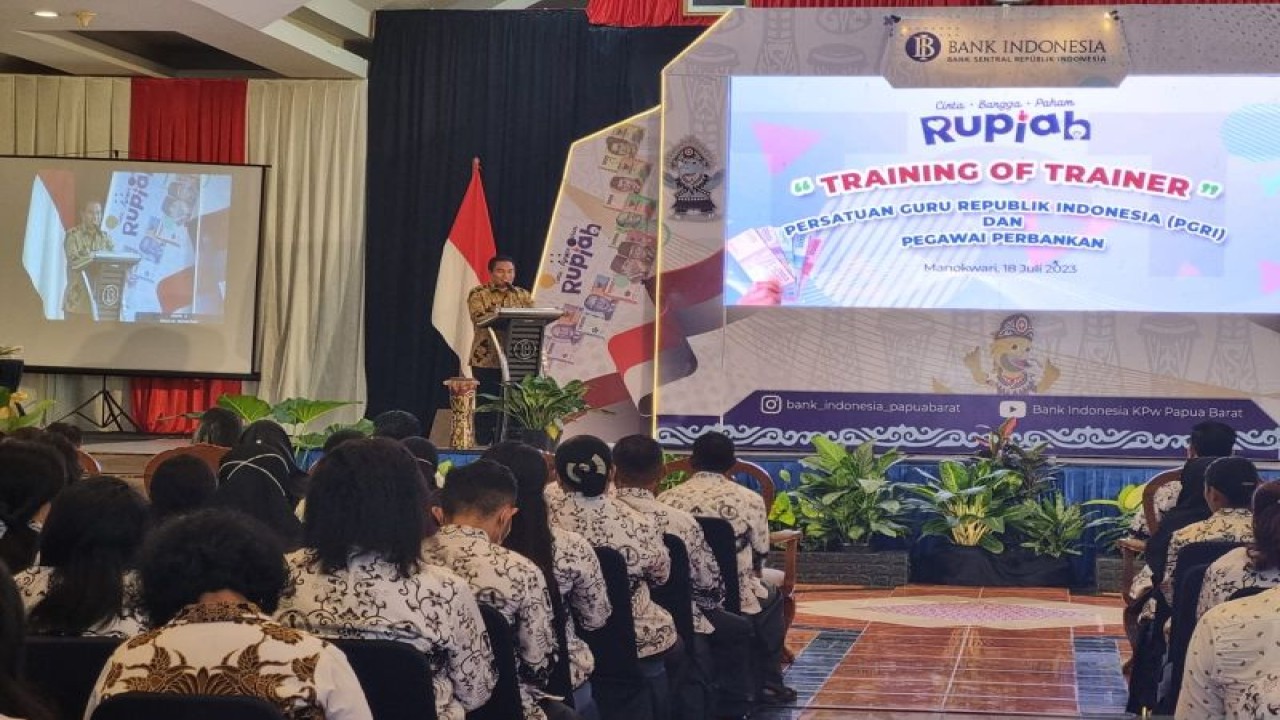 Kepala Kantor Perwakilan BI Papua Barat Rommy Sariu Tamawiwy memberikan sambutan pada kegiatan training of trainer CBP di Manokwari, Selasa. (ANTARA/Fransiskus Salu Weking)