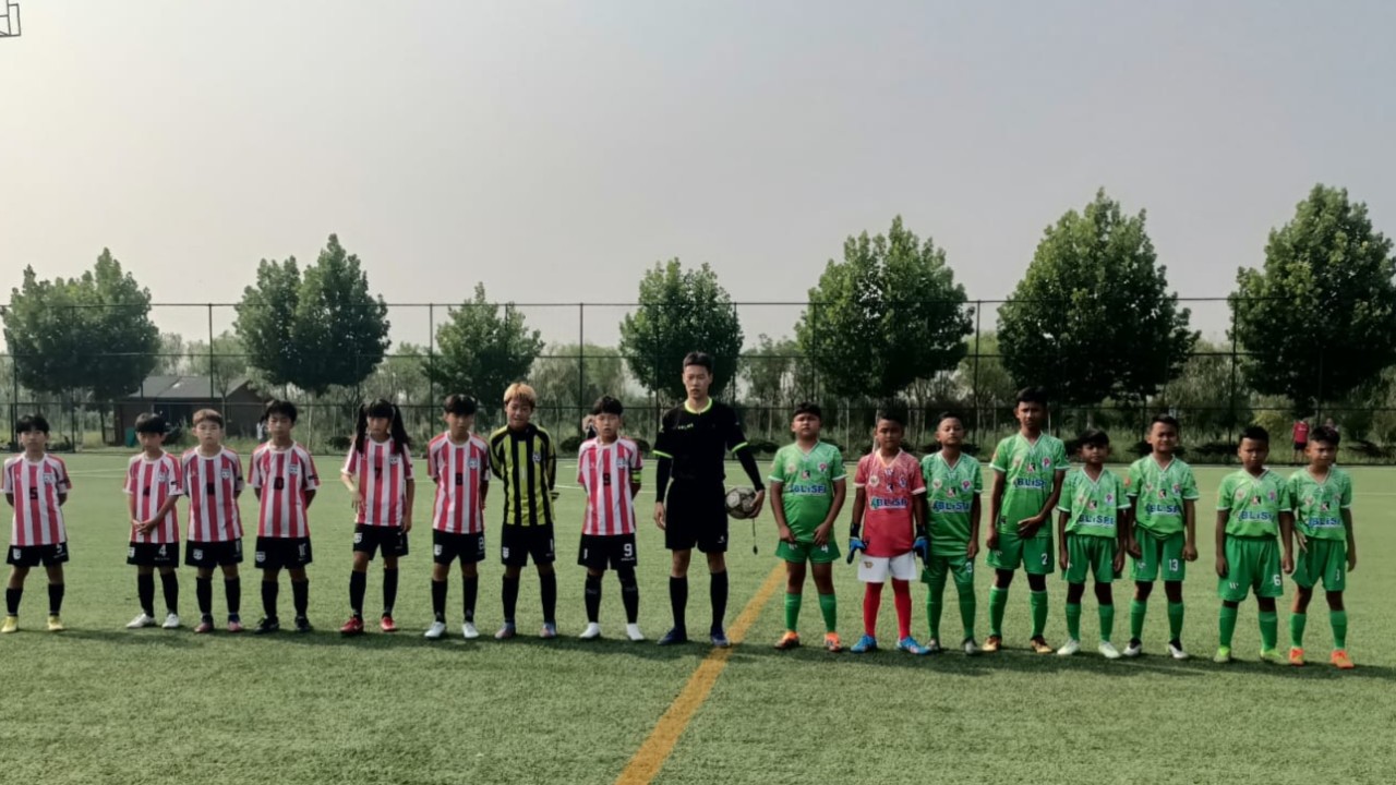 Timnas Pelajar Blispi Indonesia U-12 bersama Tim Jinhai Waidong FC A jelang laga ketiga Turnamen Yuanda Cup Binzhou-China 2023 