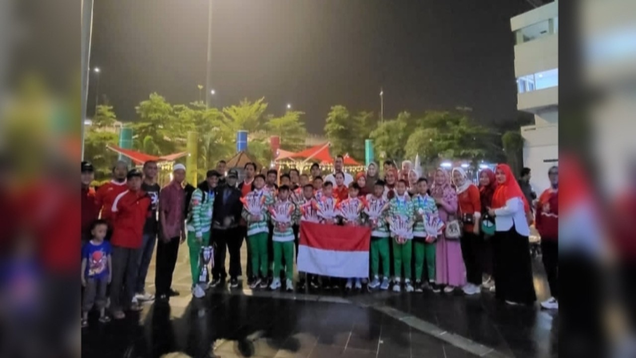 Timnas Pelajar Blispi Indonesia U-12 bersama pelatih Sukardi Jusuf Paera, Sekjen Blispi Yessi Yunita, ofisial Diah Hidayah Prianda serta para orang tua pemain saat penjemputan di terminal kedatangan Bandara Soekarno-Hatta