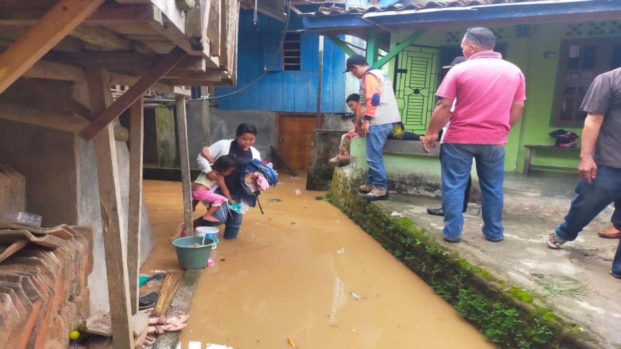 Kondisi warga terdampak banjir di Kabupaten Ogan Komering Ulu (OKU) Selatan, Provinsi Sumatera Selatan, Rabu (5/7/2023). (ANTARA/HO-BNPB).