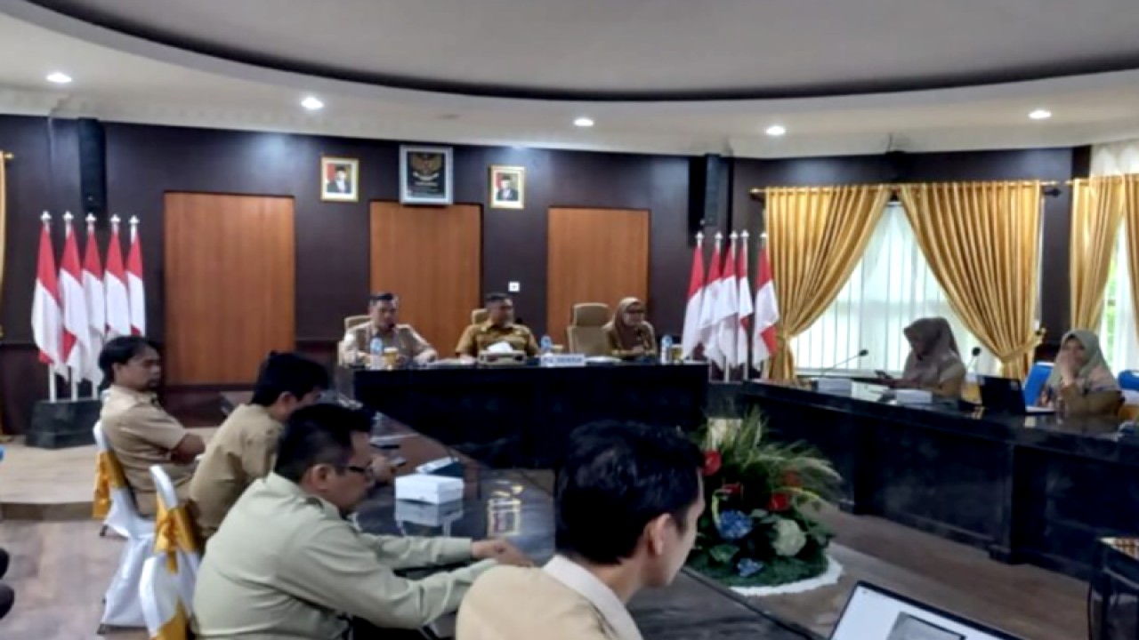 Sekretaris Daerah Provinsi Gorontalo Budiyanto Sidiki pada rapat persiapan penilaian interviu Sistem Pemerintahan Berbasis Elektronik (SPBE) tahun 2023 di kantor Gubernur Gorontalo, Selasa (25/7/2023). ANTARA/HO-Diskominfotik Provinsi Gorontalo