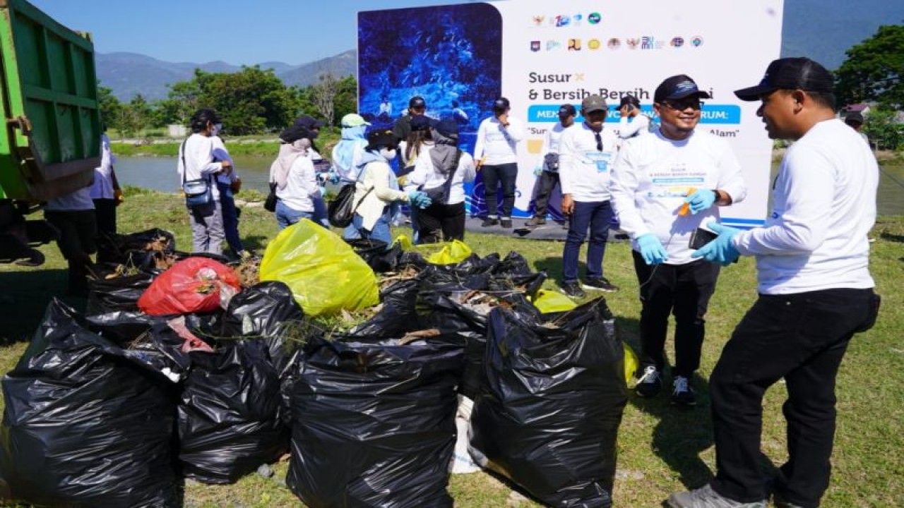 Aksi bersih-bersih sungai di Sungai Palu yang diinisiasi Balai Wilayah Sungai Sulawesi III (BWSS III) sebagai rangkaian kegiatan menuju 10 tahun peringatan World Water Forum, Kamis (27/7/2023). ANTARA/HO-Humas Pemkot Palu