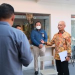 Direktur Retail Banking BSI Ngatari saat berdiskusi dengan para pelaku usaha di BSI UMKM Centre Surabaya. (ANTARA/HO-Humas BSI)-1690455497