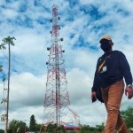 Dokumentasi. Warga melintasi menaga telekomunikasi di Kota Palangka Raya. (ANTARA/Rendhik Andika)-1690373330