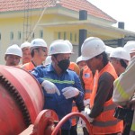 Dosen ITS saat mempraktikkan pembuatan beton dan bata ringan dari FABA. ANTARA/HO-Humas ITS-1690372103