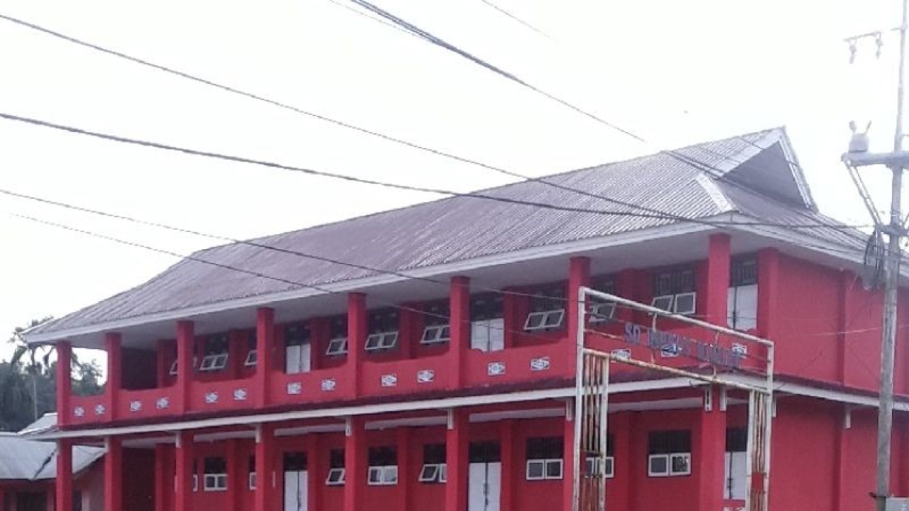 Fisik bangunan gedung baru SD Inpres Mandouw Distrik Samofa dibangun berlantai dua dibiayai dana otsus Papua.ANTARA/Muhsidin