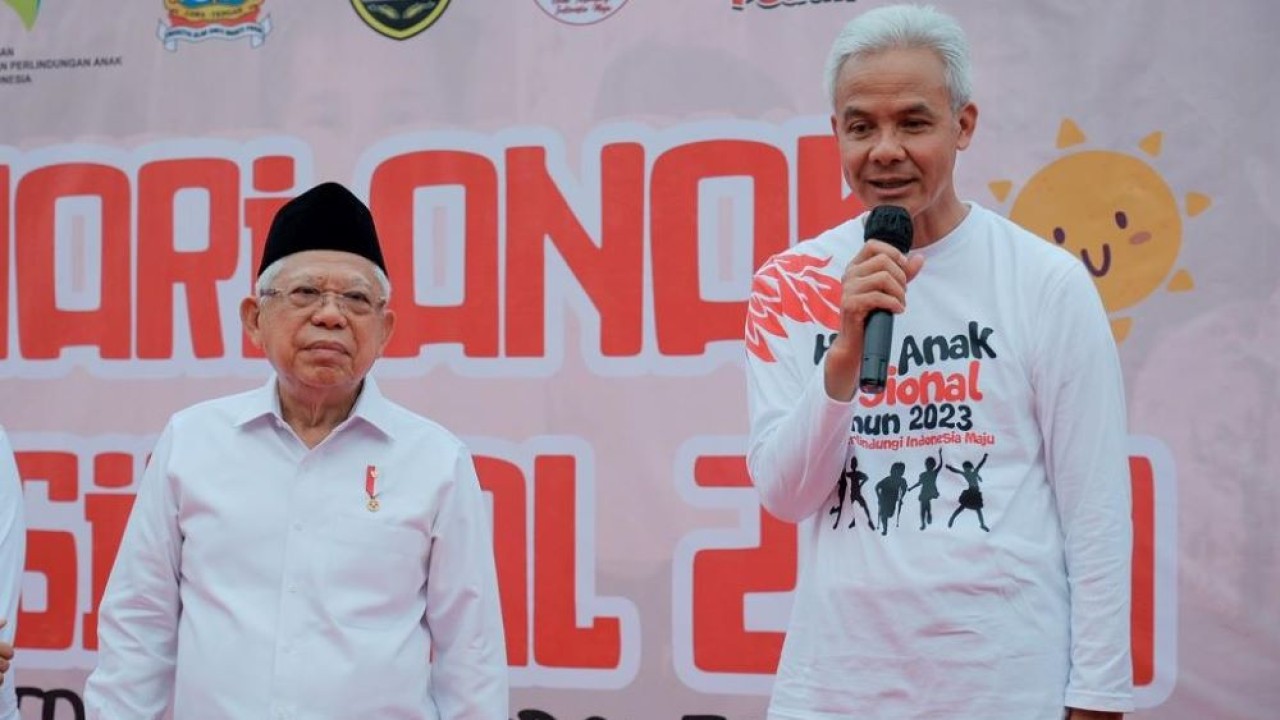 Gubernur Jawa Tengah Ganjar Pranowo mendampingi Wakil Presiden (Wapres) KH Ma'ruf Amin pada Puncak Peringatan Hari Anak Nasional (HAN) ke-39 tahun 2023, di Lapangan Pancasila Simpanglima, Kota Semarang, Minggu (23/7/2023) sore. (Humas Jateng)