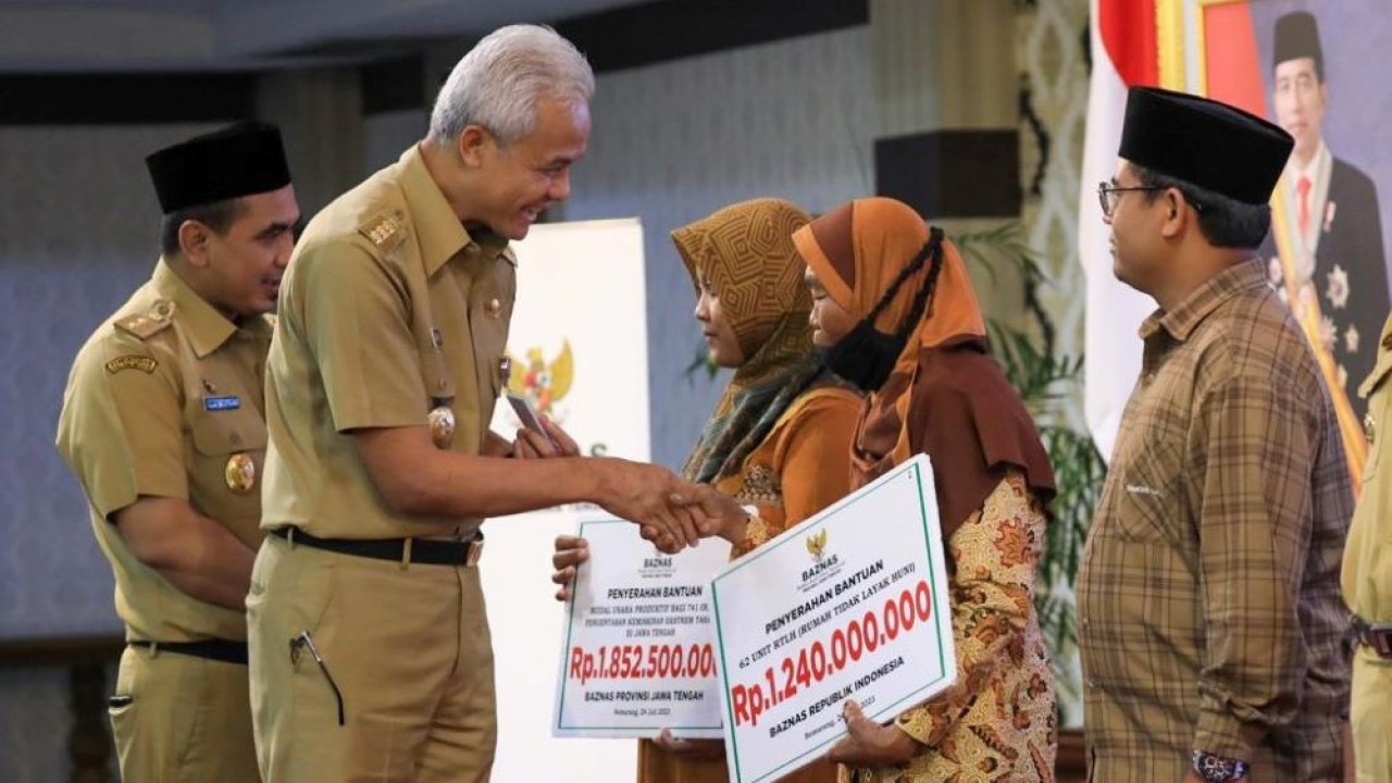 Gubernur Ganjar Pranowo menyerahkan bantuan modal usaha ekonomi produktif, RTLH, dan jamban, kepada ratusan keluarga yang masuk dalam kategori miskin di Jawa Tengah (Jateng).  (Humas Jateng)