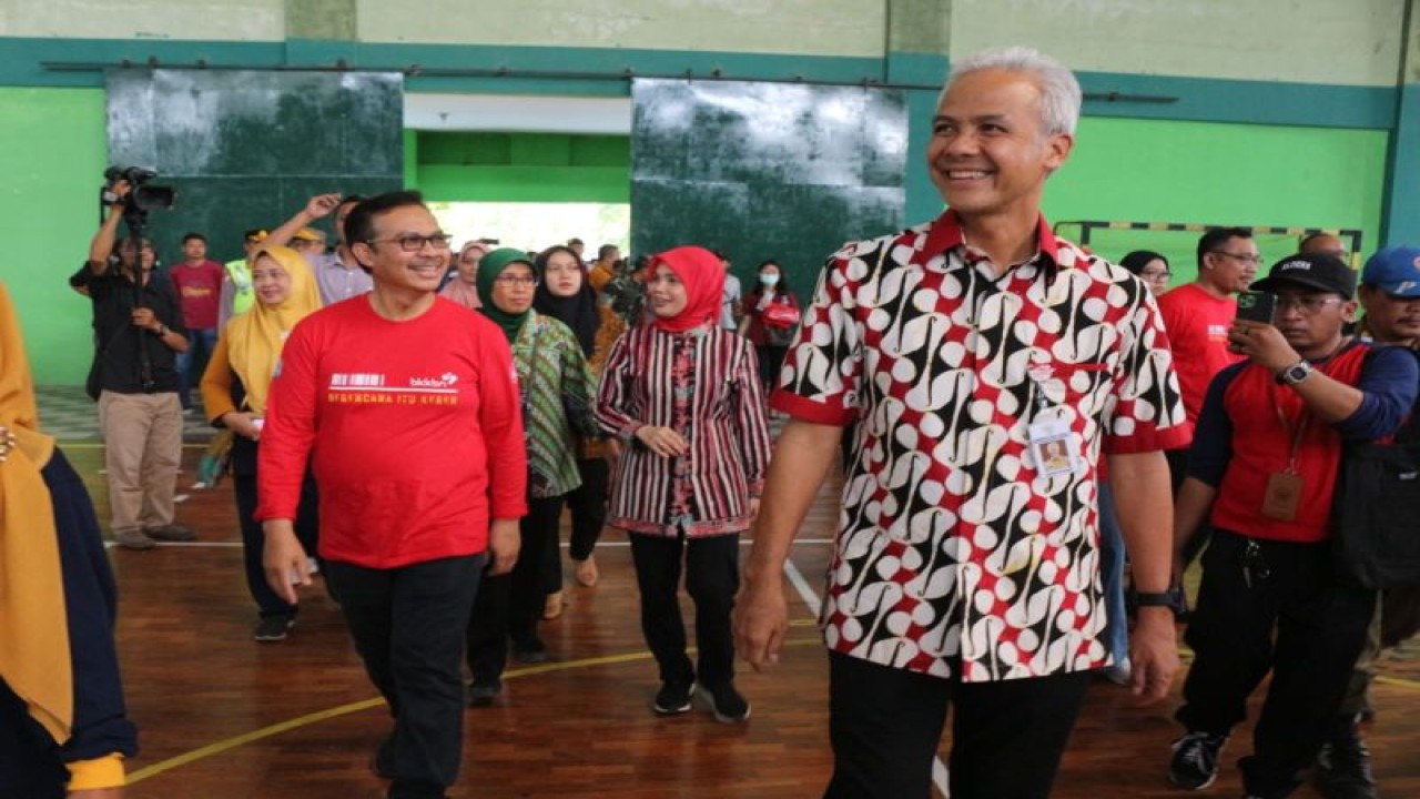 Gubernur Jawa Tengah Ganjar Pranowo (depan kanan) bersama Kepala Badan Kependudukan dan Keluarga Berencana Nasional (BKKBN) Hasto Wardoyo saat menghadiri acara Pekan Olahraga dan Seni (Porseni) Ikatan Penyuluh KB (IPeKB) se-Jawa Tengah yang digelar di Gor Tri Sanjaya Slawi, Kabupaten Tegal. (ANTARA/HO-BKKBN)