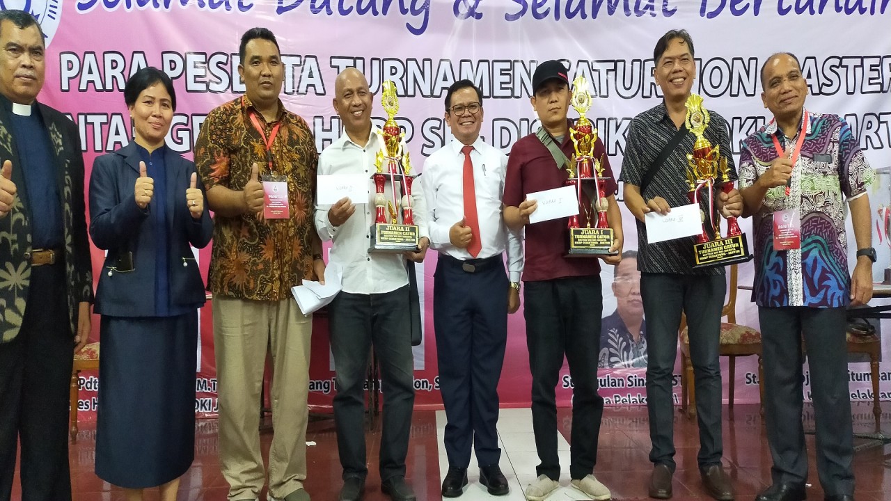 Para pemenang Turnamen Catur Non Master Antar Gereja HKBP Se-Distrik VIII DKI Jakarta 2023 Piala Begilir Sondang Tampubolon berfoto bersama Panitia Pelaksana