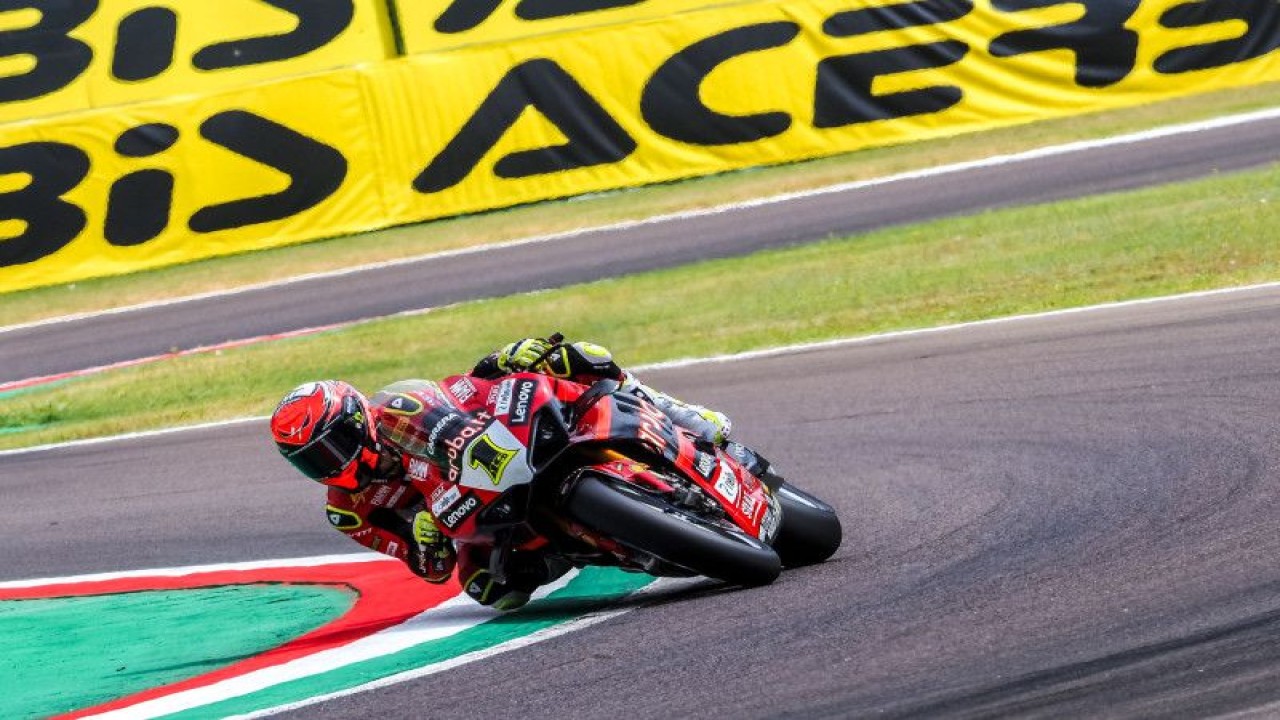 Pebalap Aruba.It Ducati Alvaro Bautista beraksi dalam sesi latihan bebas di Sirkuit Autodromo Internazionale Enzo e Dino Ferrari, Imola, pada World Superbike (WSBK) Italia, Jumat (14/7/2023). (ANTARA/HO/WSBK)