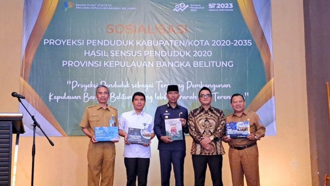 Penjabat Gubernur Kepulauan Bangka Belitung Suganda Pandapotan Pasaribu (tengah berbaju dongker) berfoto bersama saat membuka Sosialisasi Proyeksi Penduduk Kabupaten/Kota 2020-2035 hasil Sensus Penduduk 2020 (SP2020) di Pangkalpinang, Senin (31/7/2023) (Aprionis)