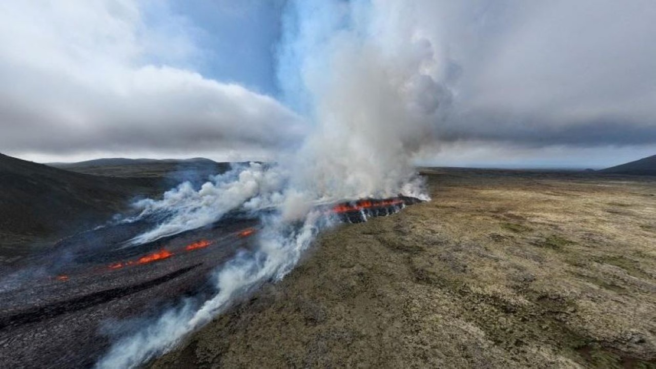 Asap mengepul dan lava menyembur setelah letusan gunung berapi, di semenanjung Reykjanes, dekat ibu kota Reykjavik, di Islandia barat daya, 10 Juli 2023. (Juergen Merz via Reuters)