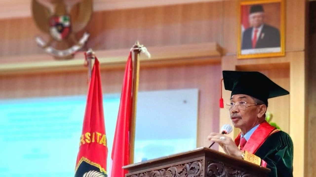 Hakim Binsar M.Gultom menyampaikan pidato ilmiah saat dikukuhkan sebagai profesor kehormatan Unissula Semarang, Jumat. (ANTARA/ I.C.Senjaya)